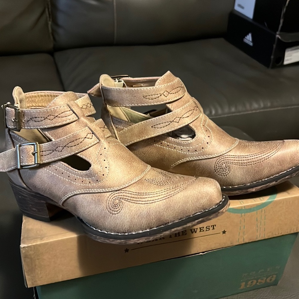 Women’s ankle roper booties